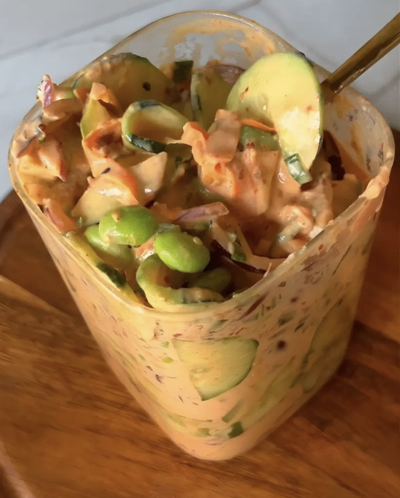 Salada fresca no prato com molho 1