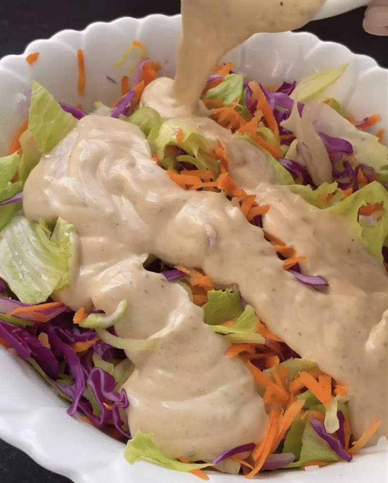 Salada fresca no prato com molho 2